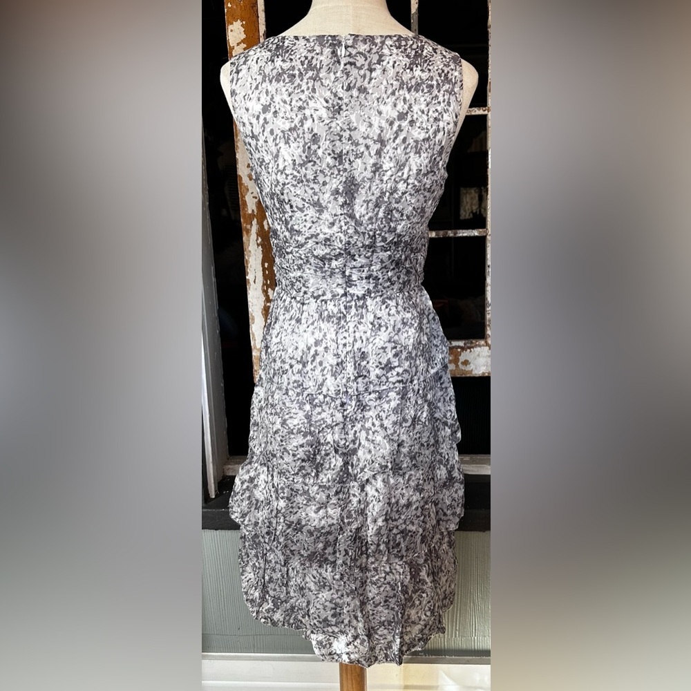 Talbots Size 2 Gray Abstract Floral Tiered Midi Dress Sleeveless V-Neck Cotton - Picture 6 of 10